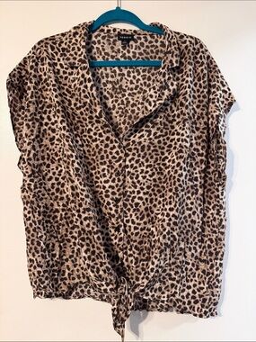Torrid  size 1 (14)Leopard Print Tie-Front Blouse Brown/tan button up shirt